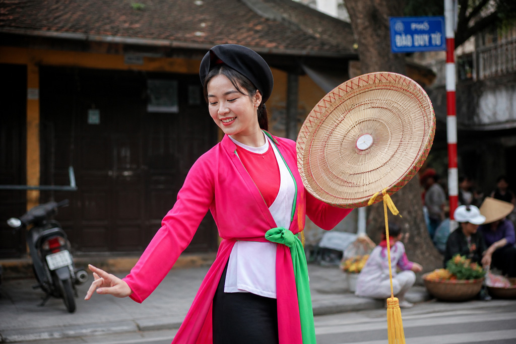 Muốn chiếm trọn spotlight sân khấu thì cứ áo tứ thân mà "triển" thôi. Vừa mang nét đẹp truyền thống cực nghệ, vừa thướt tha uyển chuyển trong từng điệu múa, bảo đảm chiếm trọn 10 điểm visual cho tiết mục luôn.