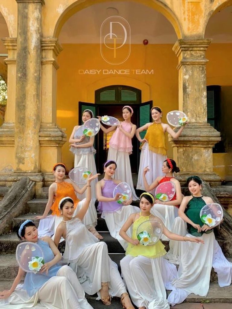 Trang phục biểu diễn Đặng Thu Hà tại Hà Nội