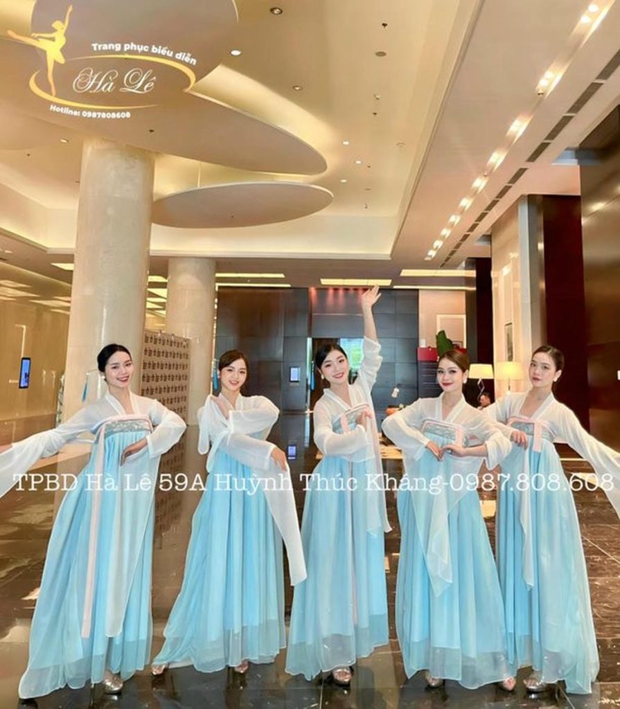 Trang phục biểu diễn Hà Lê - Hà Nội
