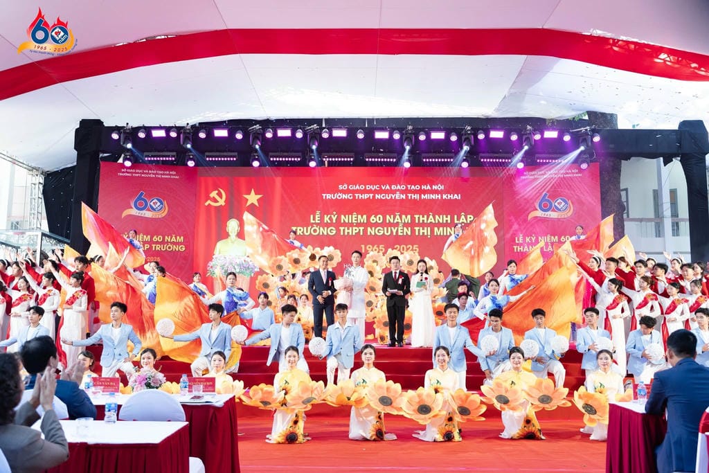Trang phục biểu diễn Hà Vy tại Hà Nội