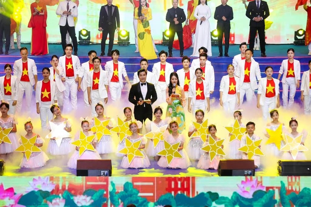 Trang phục biểu diễn Uyên Chi tại Hà Nội