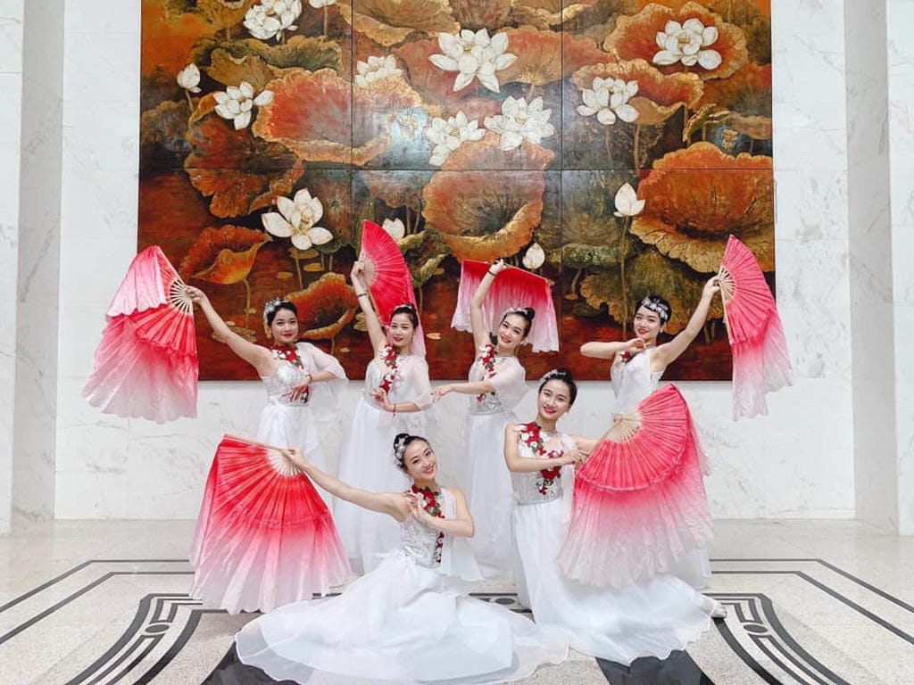 Trang phục biểu diễn Vân Anh - Hà Nội
