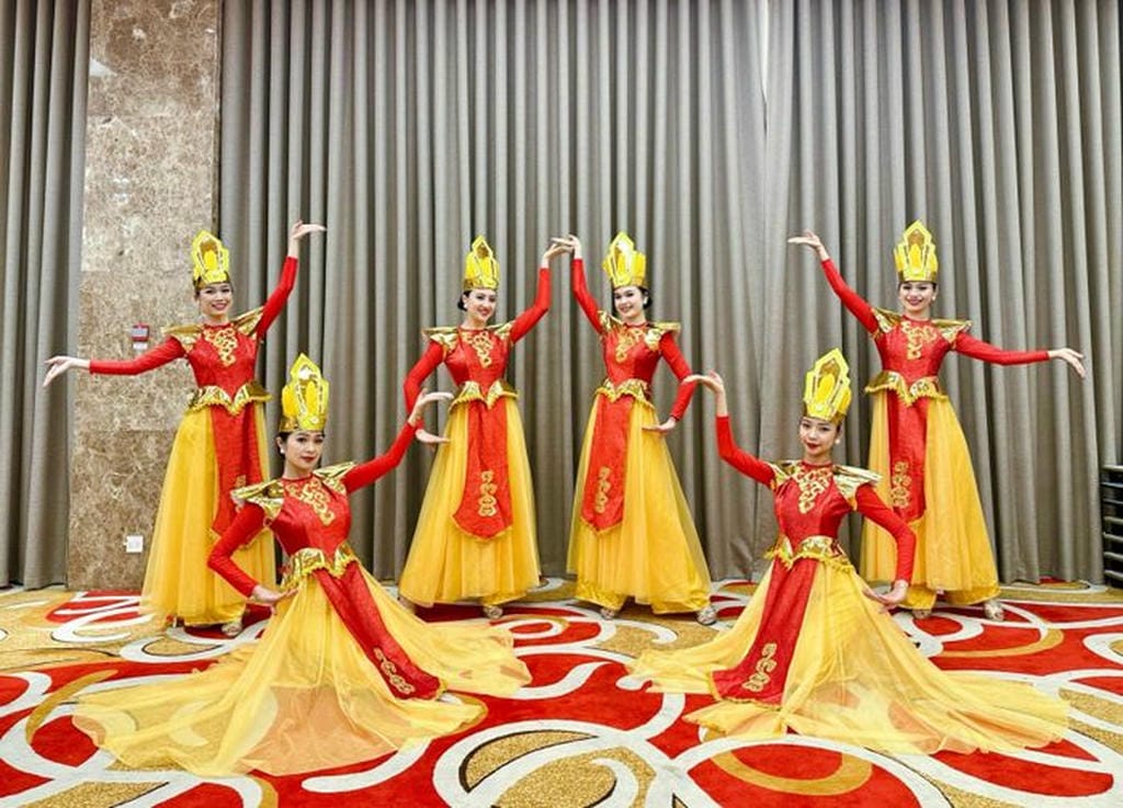 Trang phục biểu diễn Vân Anh - Hà Nội